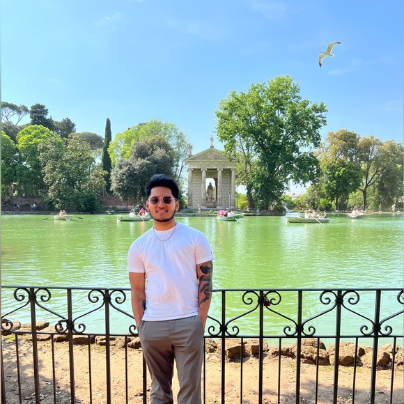 Meet your Posher, Jhonathan - Picture 1 of 1